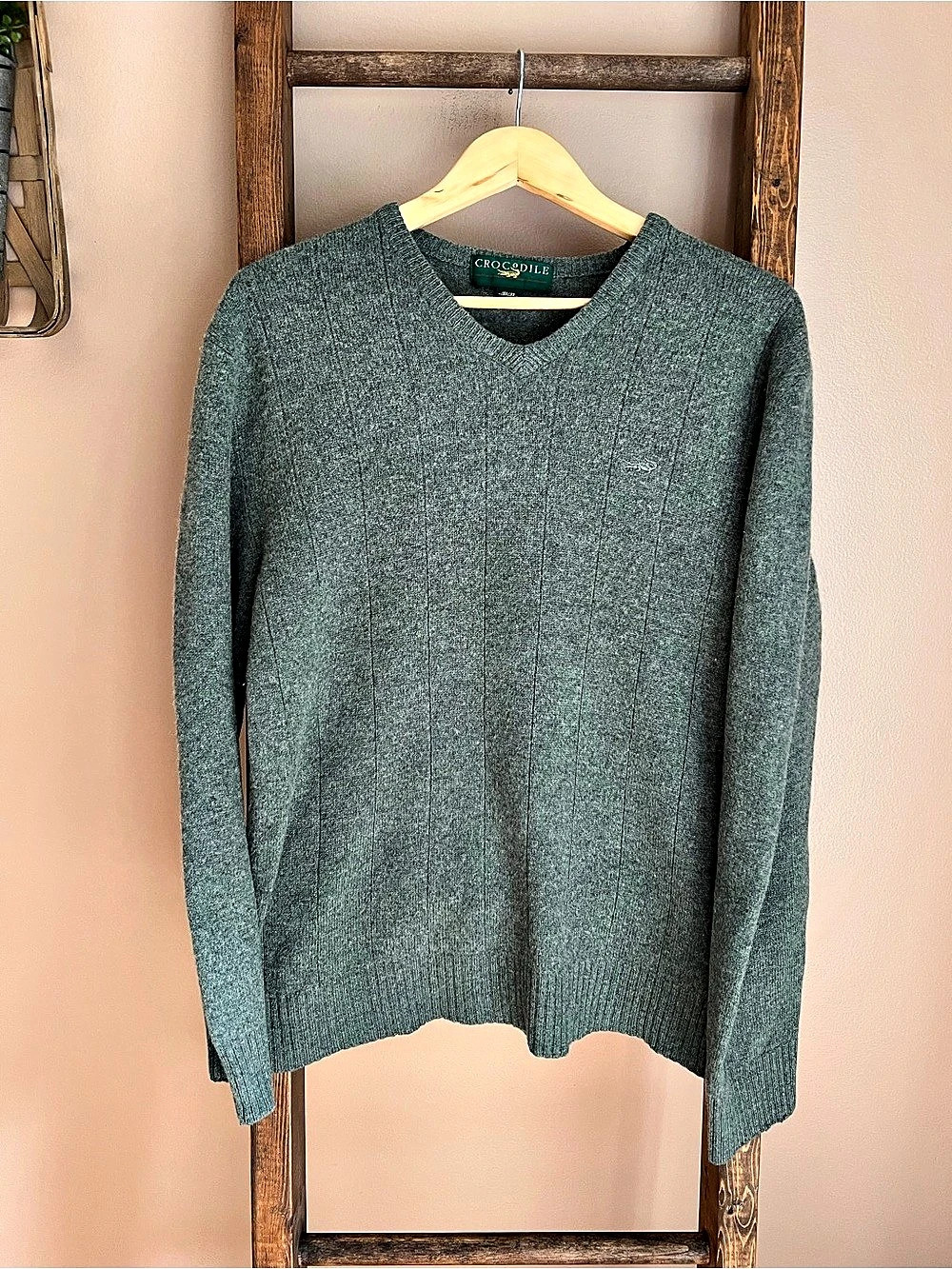 Crocodile Lambswool V-Neck Sweater Size Large